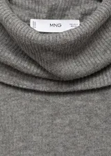 Camiseta de punto de canalé gris con cuello alto y manga larga.