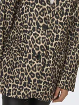 Blazer largo con estampado de leopardo, solapas de muesca, cierre frontal con dos botones y bolsillos delanteros con solapa.