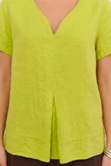 Blusa color salmón de lino con escote en V y mangas cortas.