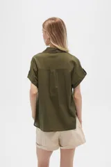 Camisa blanca de algodón con cuello clásico, manga corta con botón y cierre frontal con botones de carey.