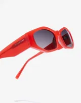 Gafas de sol Hawkers modelo Aperol, unisex, con montura rectangular color coral y lentes grises.