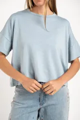 Remera gris jaspeado de corte oversize y mangas cortas.