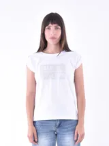 Remera blanca de manga corta con cuello redondo y detalle de inscripción brillante en el pecho que dice "SELF LOVE".