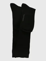 Media larga de mujer color negro, confeccionada en mezcla de bambú y spandex. Presenta un diseño de punto acanalado y un largo ideal para usar con botas.