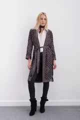 Kimono midi estampado con mangas largas y lazo en la cintura.