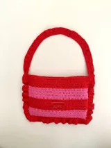 Cartera tejida a crochet con hilo 100% de algodón, con diseño a rayas y volados bordeando la cartera extendiéndose hacia la manija.