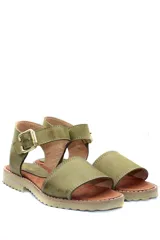 Sandalia baja de cuero color verde con hebilla y diseño de boca pez.