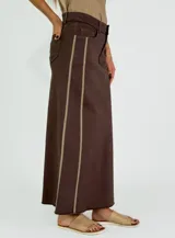 Falda larga color crudo, de tiro alto y corte recto.