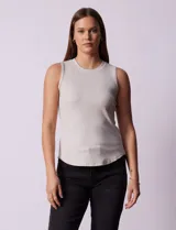Musculosa color gris claro, de modal elastizado con cuello a la base y corte ajustado.