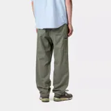 Pantalón negro de sarga de algodón orgánico, corte regular cónico, talle regular, con cinturilla elástica con cordón, inserción interior, bolsillos para herramientas, etiqueta cuadrada y bragueta con cremallera.