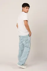 Pantalón de jean celeste de corte amplio, con bolsillos laterales y traseros.