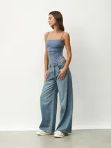 Pantalón de jean azul de corte ancho.