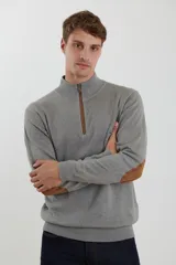Sweater marrón de punto con medio cierre, cuello alto y coderas de cuero ecológico.