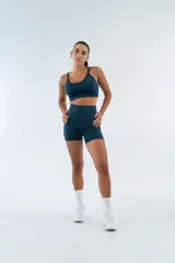 Conjunto deportivo azul petróleo, compuesto por un top con tirantes finos y un short de tiro alto.