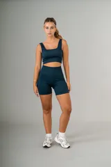 Short ajustado de tejido elástico, con frunce en la parte trasera y diseño clásico.
