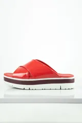 Chinelas rojas con plataforma blanca y suela marrón.