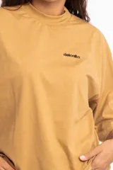 Remera blanca de corte cuadrado con cuello subido y mangas 3/4 amplias.