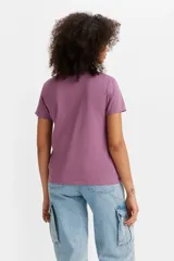 Remera de algodón color lila con logo de Levi's estampado en el pecho.