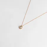 Gargantilla de oro amarillo 18k con dije circular con circonia engarzada.