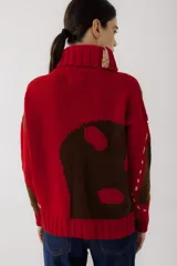 Sweater de punto color verde militar con cuello alto y bordados de hilo color mostaza.