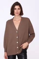 Cárdigan color beige de tejido de punto, con escote en V y cierre frontal con botones de strass.