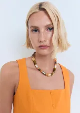 Top naranja con tirantes anchos y cuello cuadrado, con cierre frontal con botones.