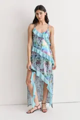 Vestido largo con estampado floral multicolor, escote en V, breteles finos y volados asimétricos.