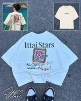 Remera marrón con estampado de un reloj dorado y la frase "Who wears a watch in Ibiza?".