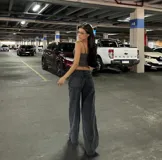 Pantalón wide leg de denim negro con tiro bajo.