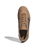 Championes Adidas Handball Spezial de gamuza color marrón claro con detalles en azul marino.