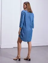 Vestido corto azul de tencel con cuello solapa y escote en V. Manga 3/4 regulable con presilla y botón.