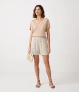 Blusa color beige de viscosa, de manga corta y escote en V.