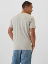 Pack de tres remeras de algodón con cuello redondo y logo pequeño de Gap bordado en el pecho. Incluye una remera negra, una gris y una blanca.