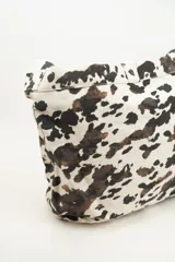 Bolso tipo tote bag con estampado de cebra en tonos beige y blanco. Tiene doble asa corta y correa larga para colgar del hombro.