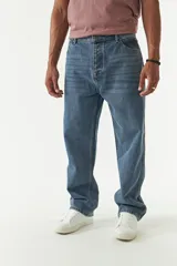 Pantalón jean negro de corte amplio y tiro medio.