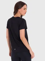 Remera deportiva negra de manga corta con cuello en V, confeccionada en tela de secado rápido.