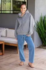 Pantalón de jean celeste de corte babucha con lazo ajustable en la cintura.