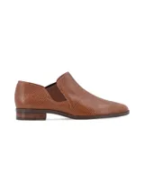 Zapato de cuero color marrón con textura de reptil, elásticos laterales y taco bajo.