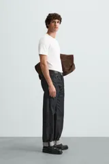 Camiseta marrón de corte slim fit, confeccionada en tejido de algodón con elasticidad, cuello redondo y manga corta.