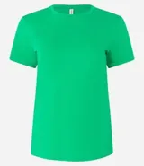 Remera tipo t-shirt de algodón, color beige claro, con cuello redondo y mangas cortas dobladas.