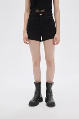 Short de jean negro, tiro alto, corte holgado y bolsillos delanteros y traseros.