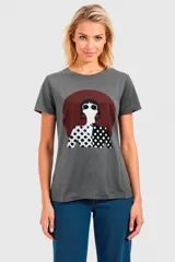 Remera gris con estampado de una mujer con sombrero y vestido de lunares.