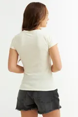 Remera básica de algodón color fucsia, con cuello redondo y mangas cortas.