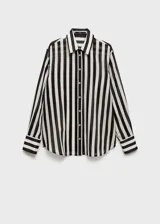 Camisa de manga larga con estampado de rayas verticales blancas y negras, cuello camisero, cierre frontal con botones y tejido semitransparente.
