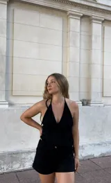 Top negro con escote halter y espalda descubierta.