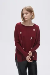 Sweater color borgoña con estampado de estrellas blancas.