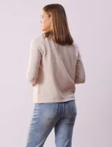 Cardigan tejido color gris claro, con mangas largas y diseño acanalado.