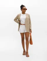 Short de jean blanco con costuras en color ocre, tiro alto y corte recto.