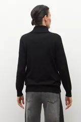 Polera de manga larga color marrón chocolate, con cuello alto tipo tortuga.