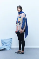 Sweater de estilo oversize, con texturas suaves y diseño colorido, ideal para el invierno.